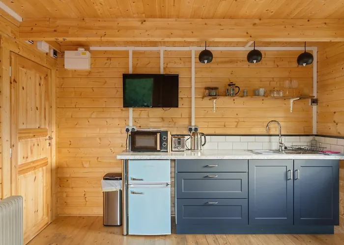 Scandi-Style Cabin In Bideford, Private Parking